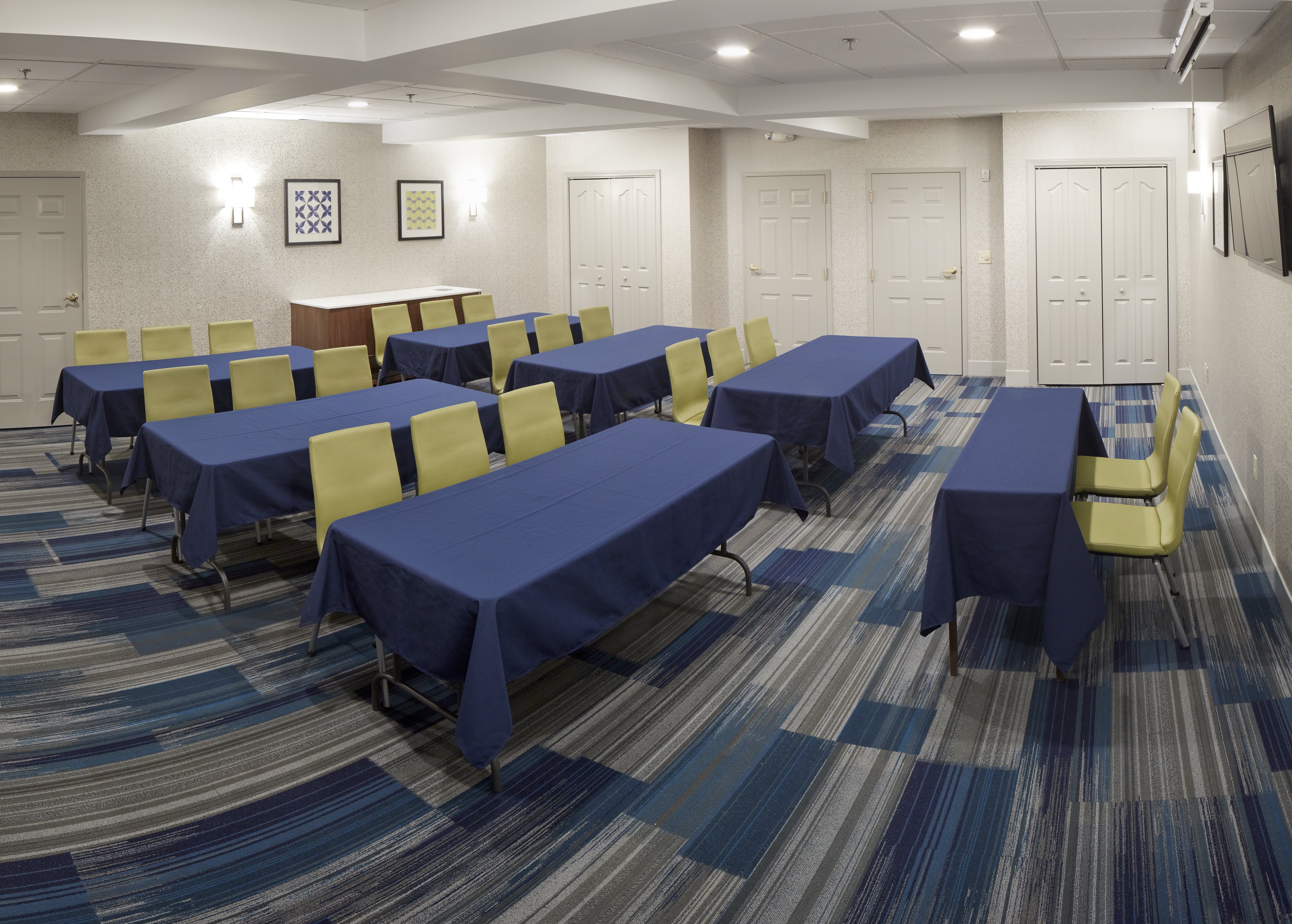 Holiday Inn Express Hotel Suites White River Junction 50/54