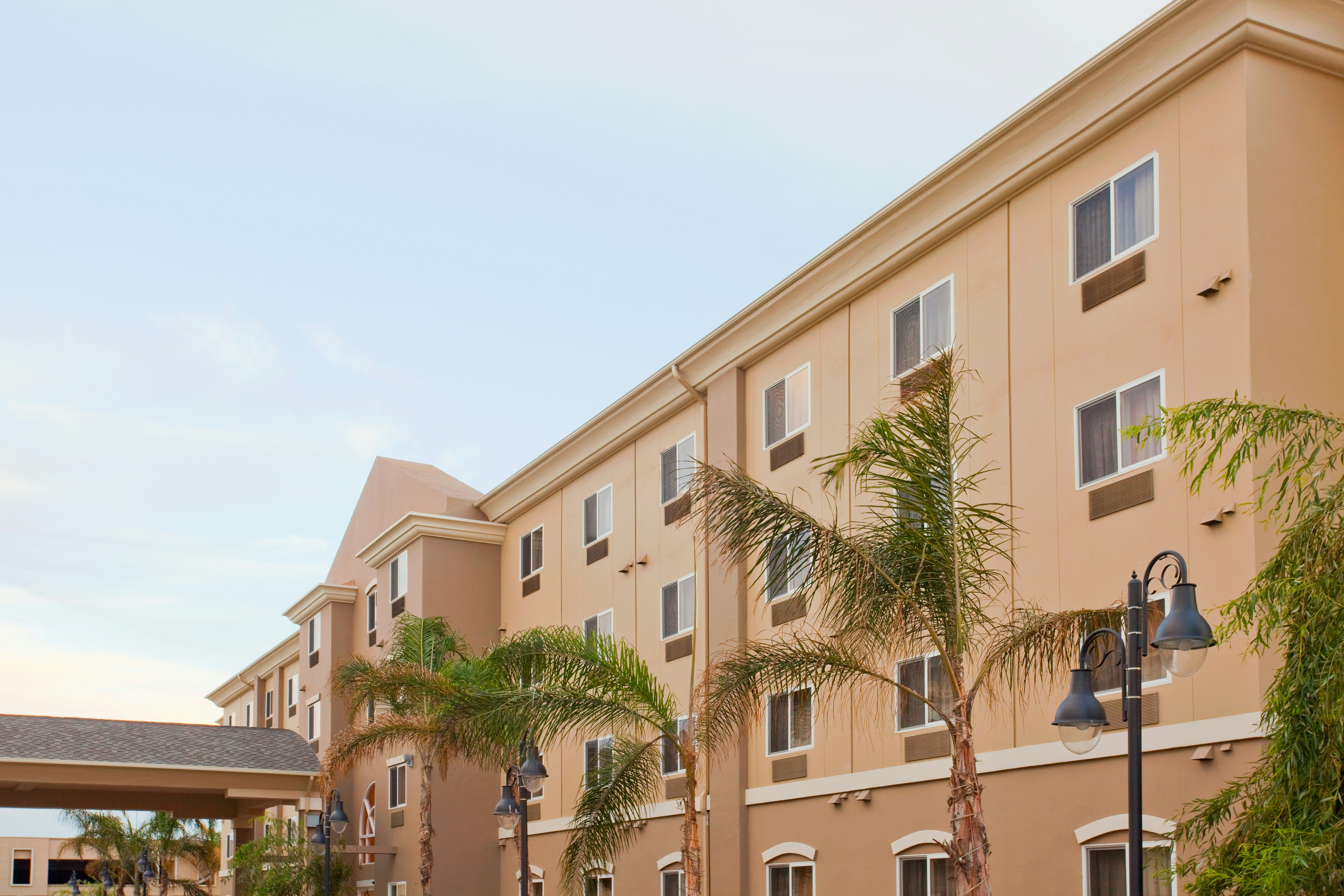 Holiday Inn Express and Suites Los Angeles Airport Hawthorne 5/53