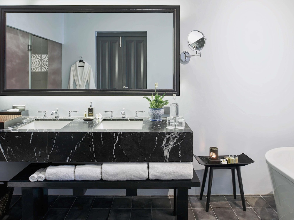 Signature, Governor, Residence, King and Queen Bed