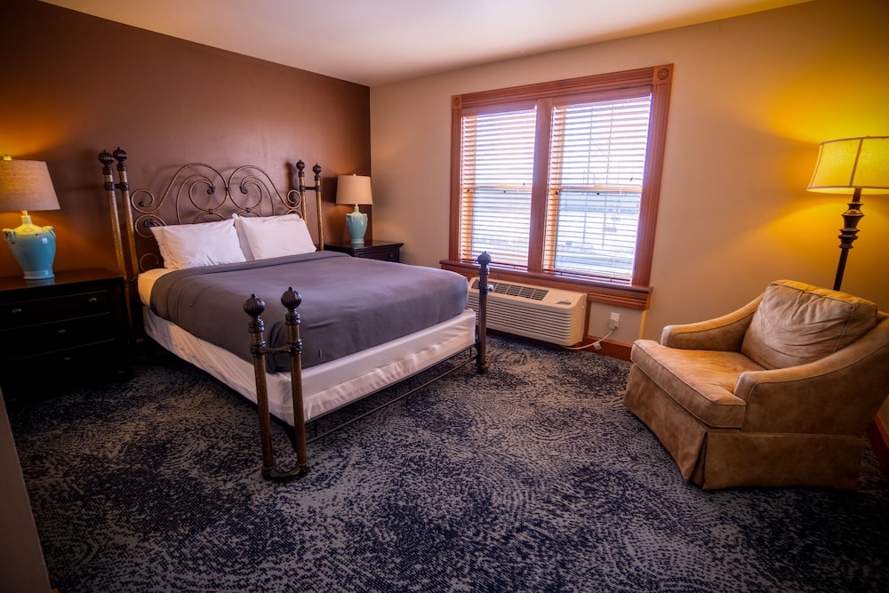 DELUXE, QUEEN BED