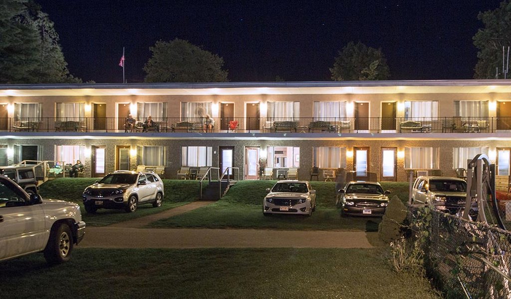 Half Moon Motel And Cottages 3/50