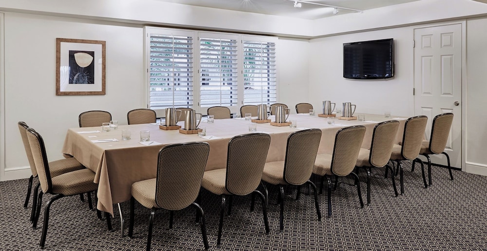 HOSPITALITY, SUITE