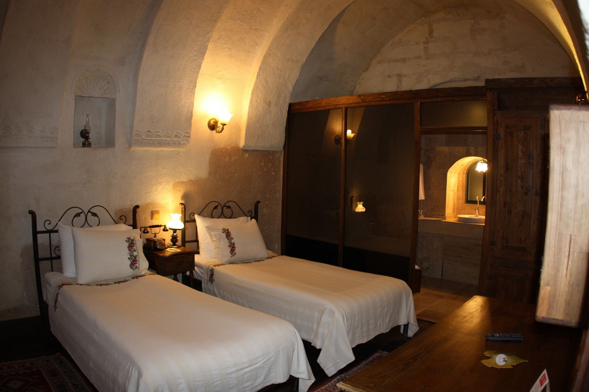 DELUXE, TWIN BEDS