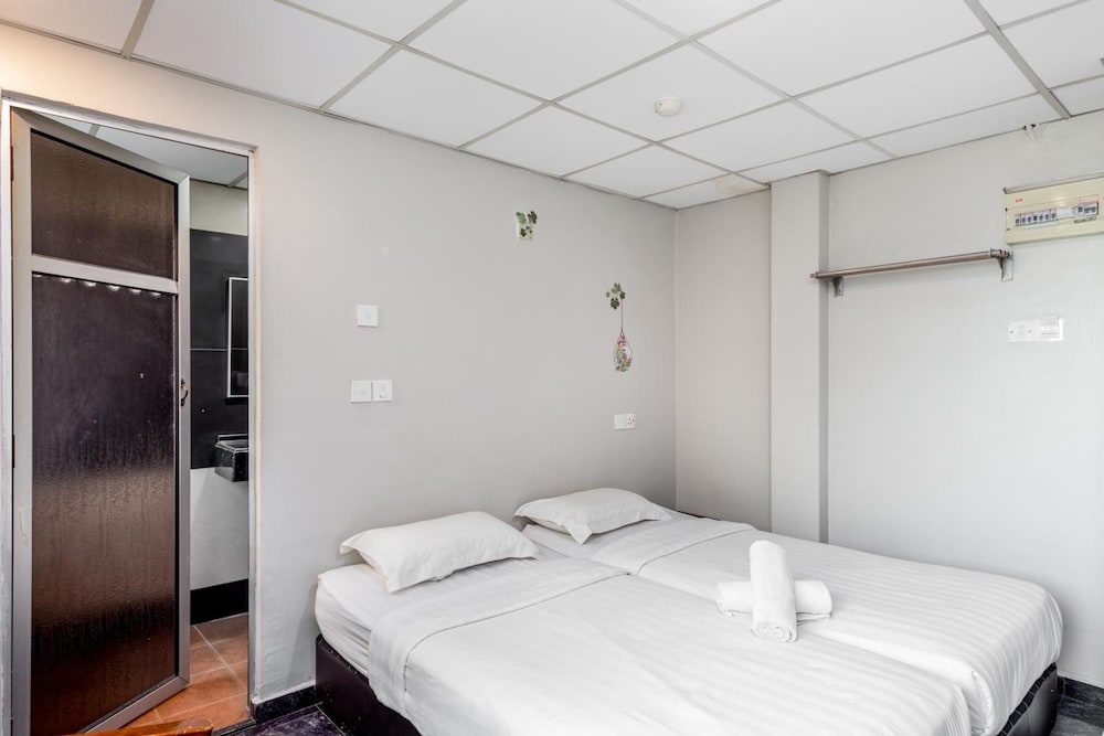 Standard, Queen Bed, No Window
