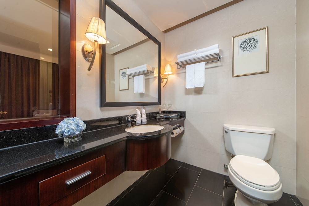 EXECUTIVE, QUEEN BED, LAKE VIEW