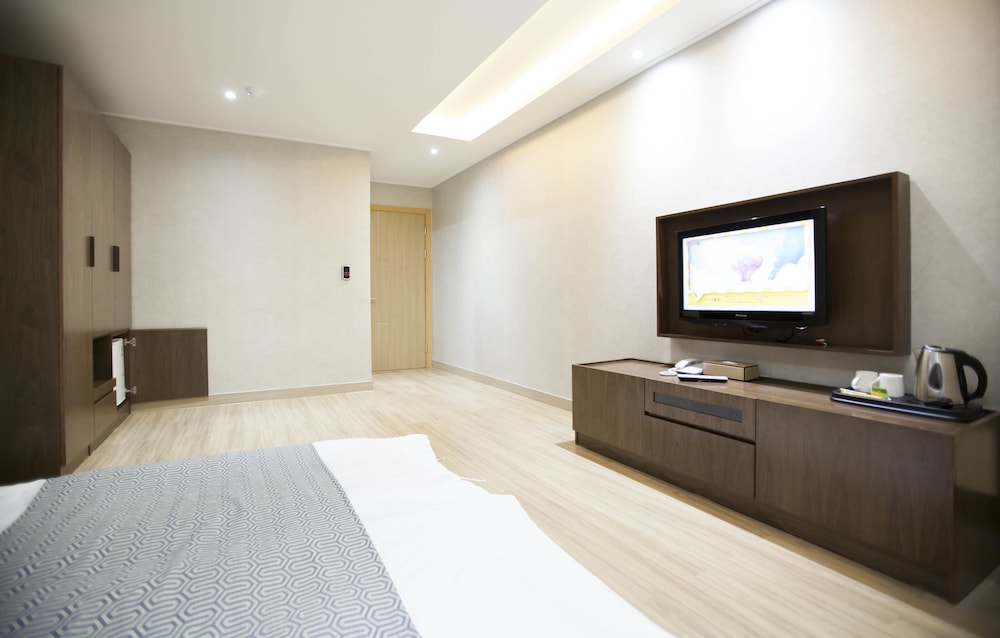 I-Check Hyunjin Hotel 33/67
