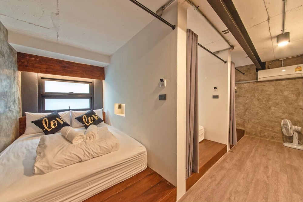 FEMALE DORM, DELUXE, 3 BEDS