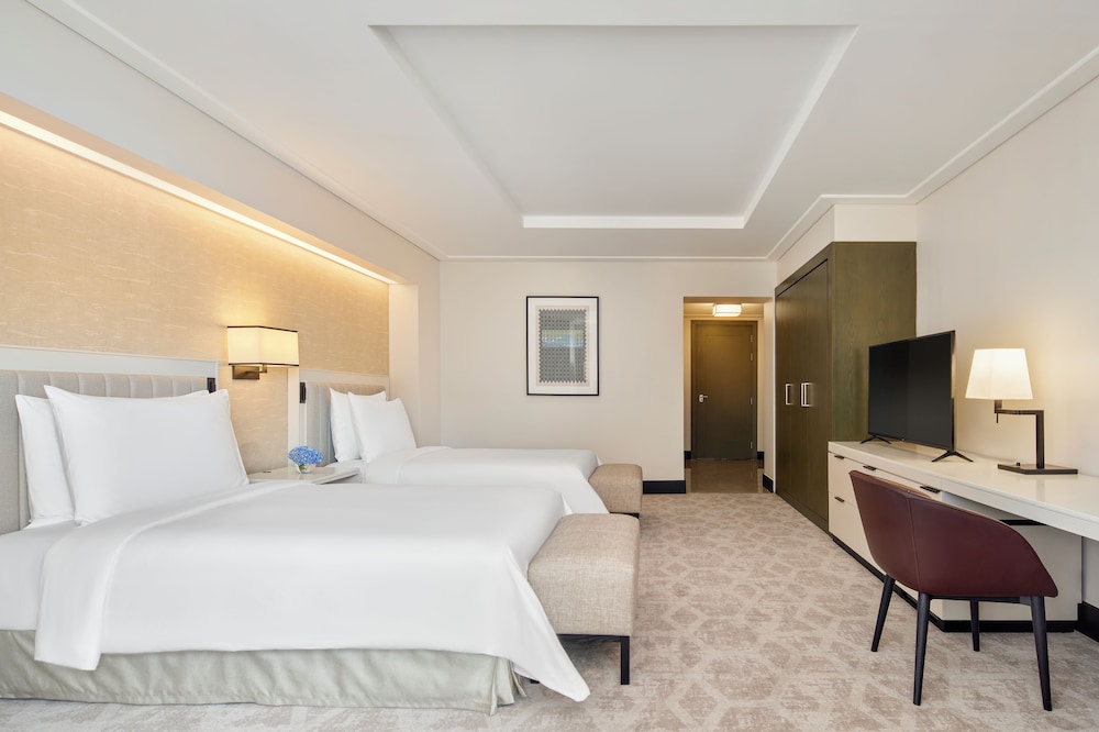 DELUXE, TWIN BEDS, PARTIAL HARAM VIEW