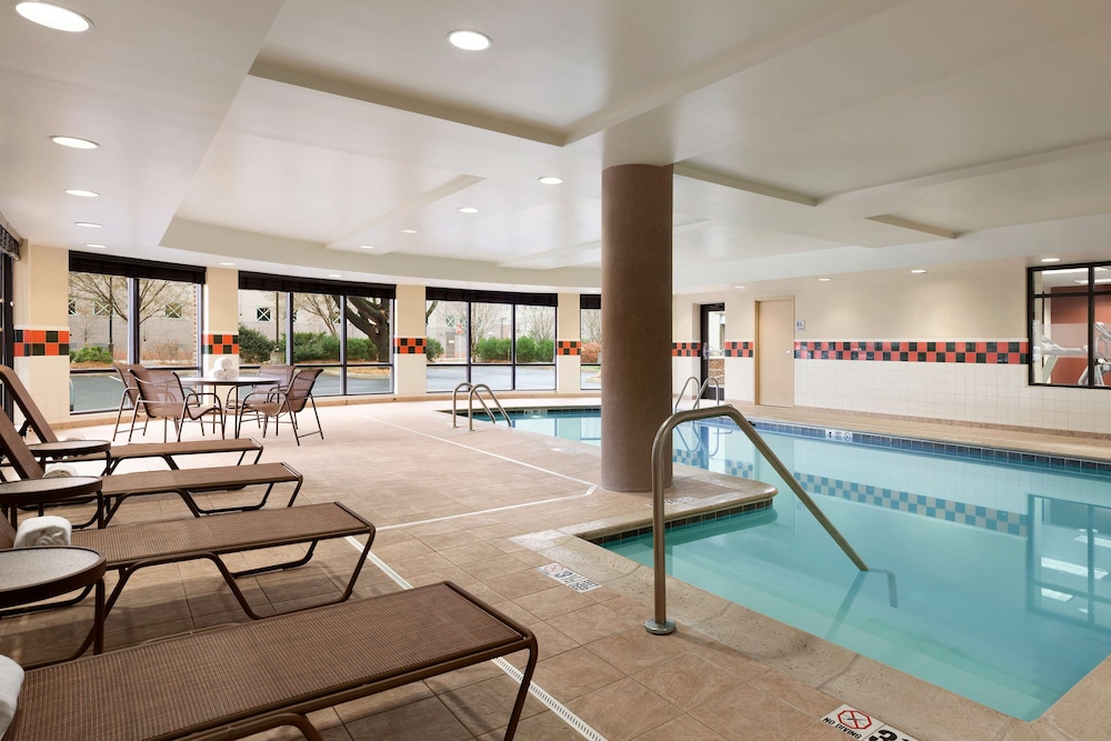 Hampton Inn and Suites Hartford/East Hartford 30/50