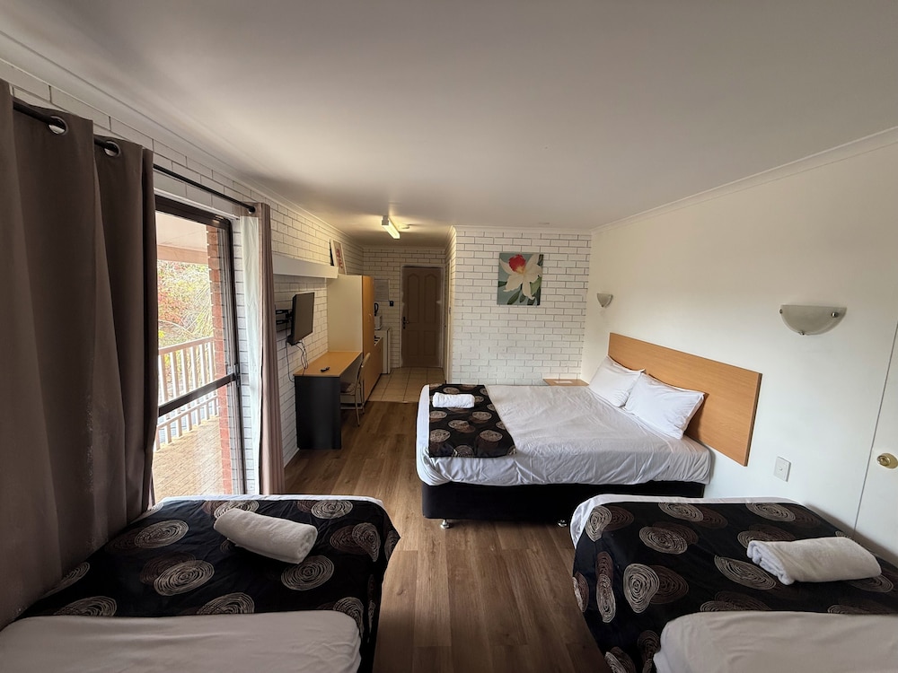 Budget Motel 13/46