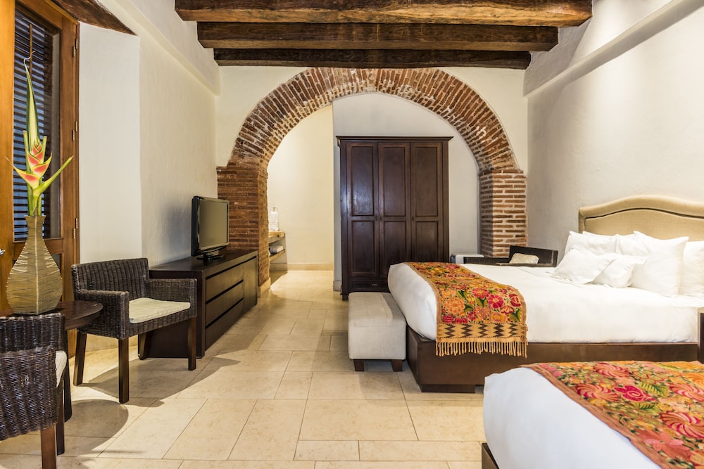 Ananda Hotel Boutique 32/70