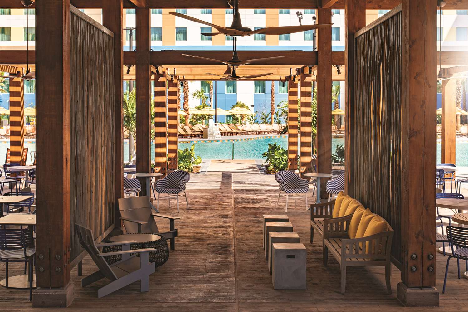 Universal's Endless Summer Resort - Dockside Inn and Suites 18/25