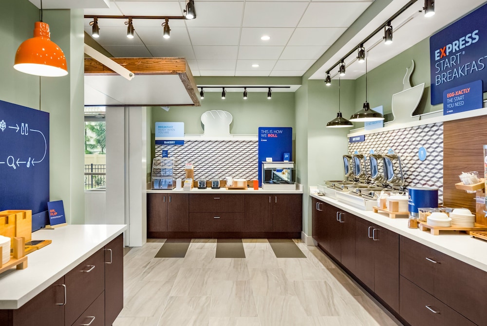 Holiday Inn Express Suites Sanford 8/54