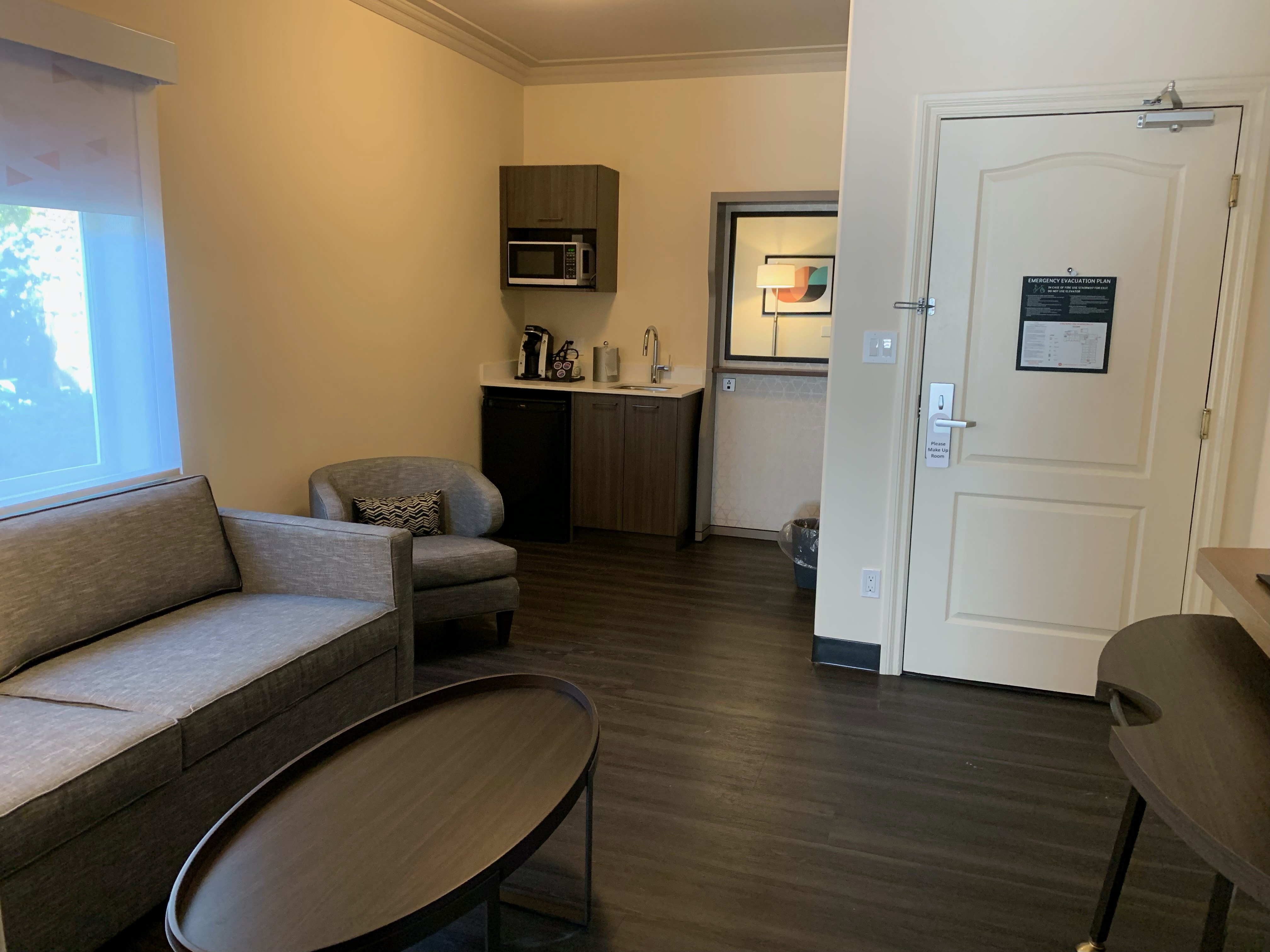 Elk Lake Inn Suites Victoria 46/81