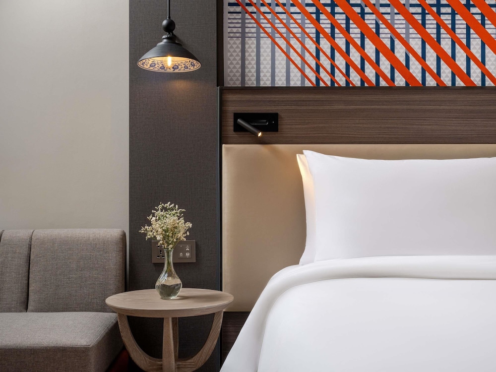 Mercure Bangkok Surawong 38/64
