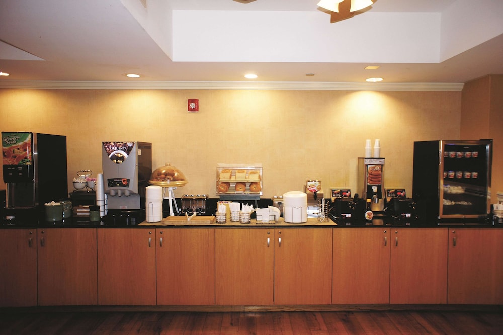 La Quinta Inn & Suites by Wyndham Sarasota Downtown 39/52