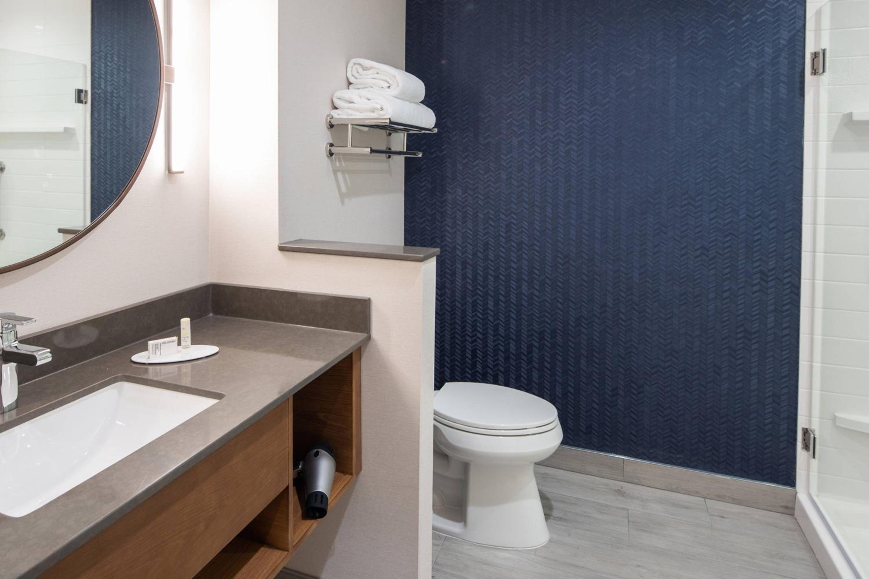 جناح تنفيذي بسرير كينج مع أريكة، Fairfield Inn & Suites by Marriott Anaheim Los Alamitos 3/4
