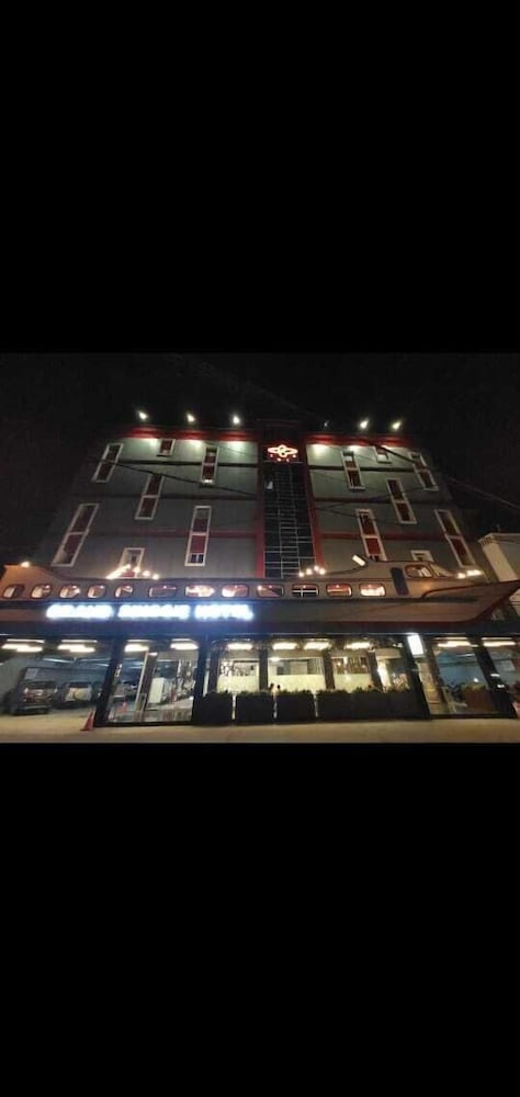 Grand Singgie Hotel 38/41