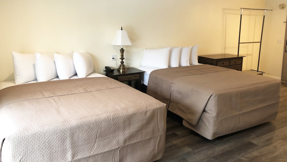 Room, 2 Queen Beds, Kitchenette