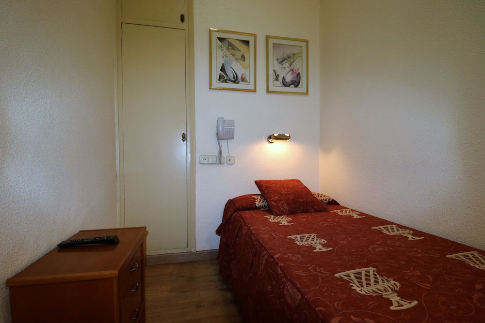 ECONOMY, SINGLE, SHARED BATHROOM