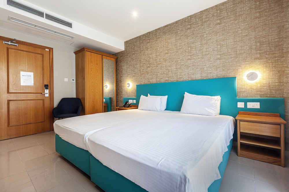 Standard, Twin Beds, Pool View