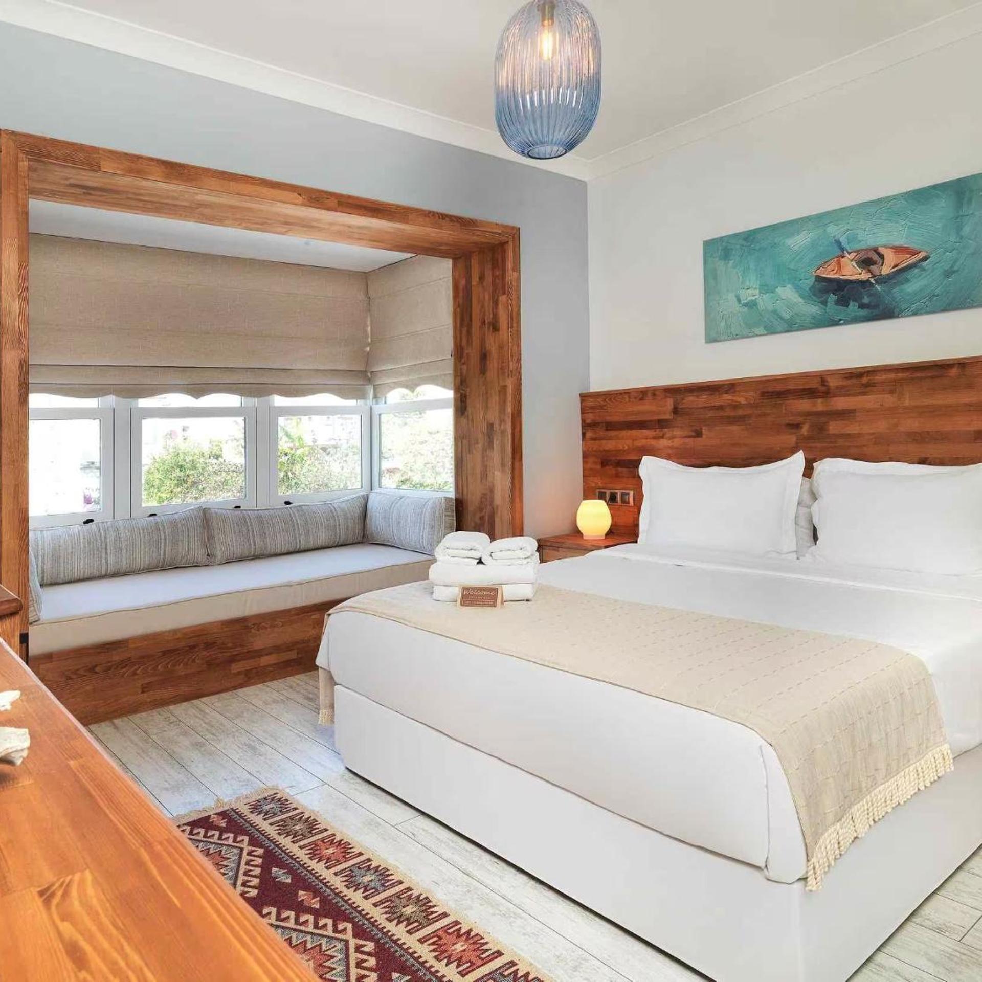 Standard, Queen Bed