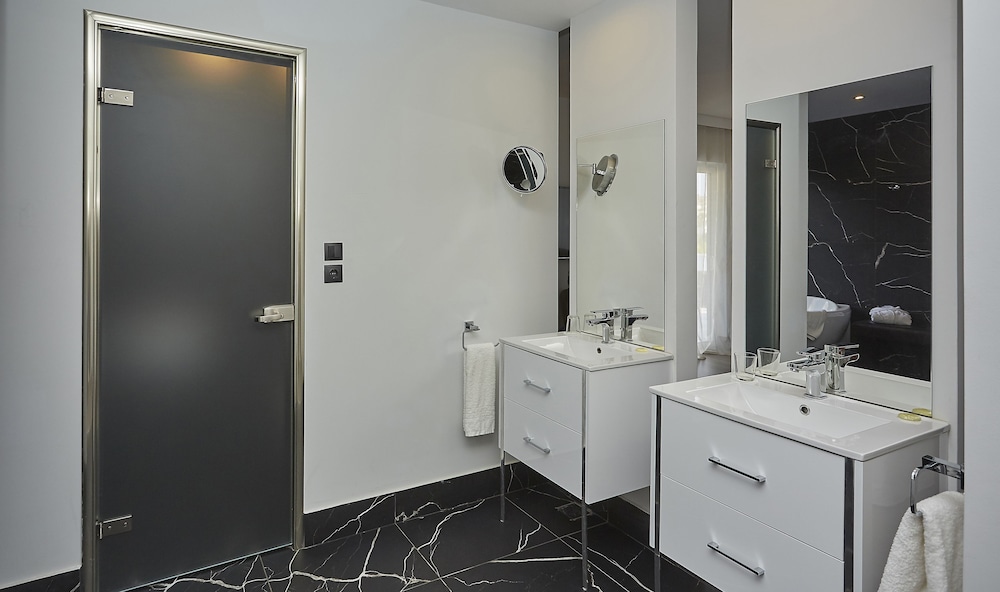 Athenian Riviera Hotel & Suites 33/72