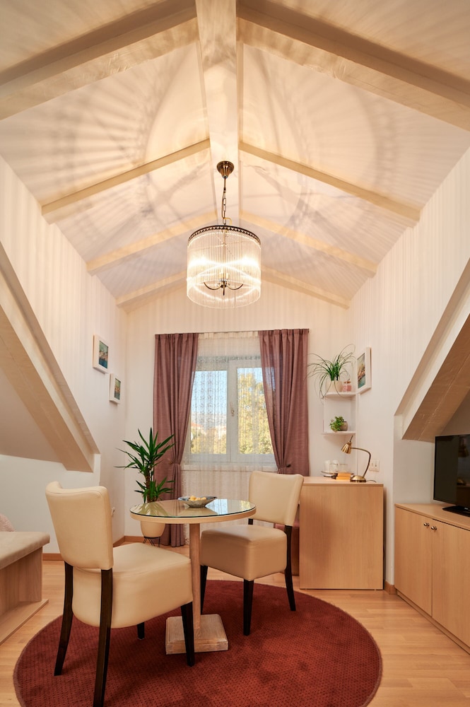 LANTERNA ROOMS 25/50