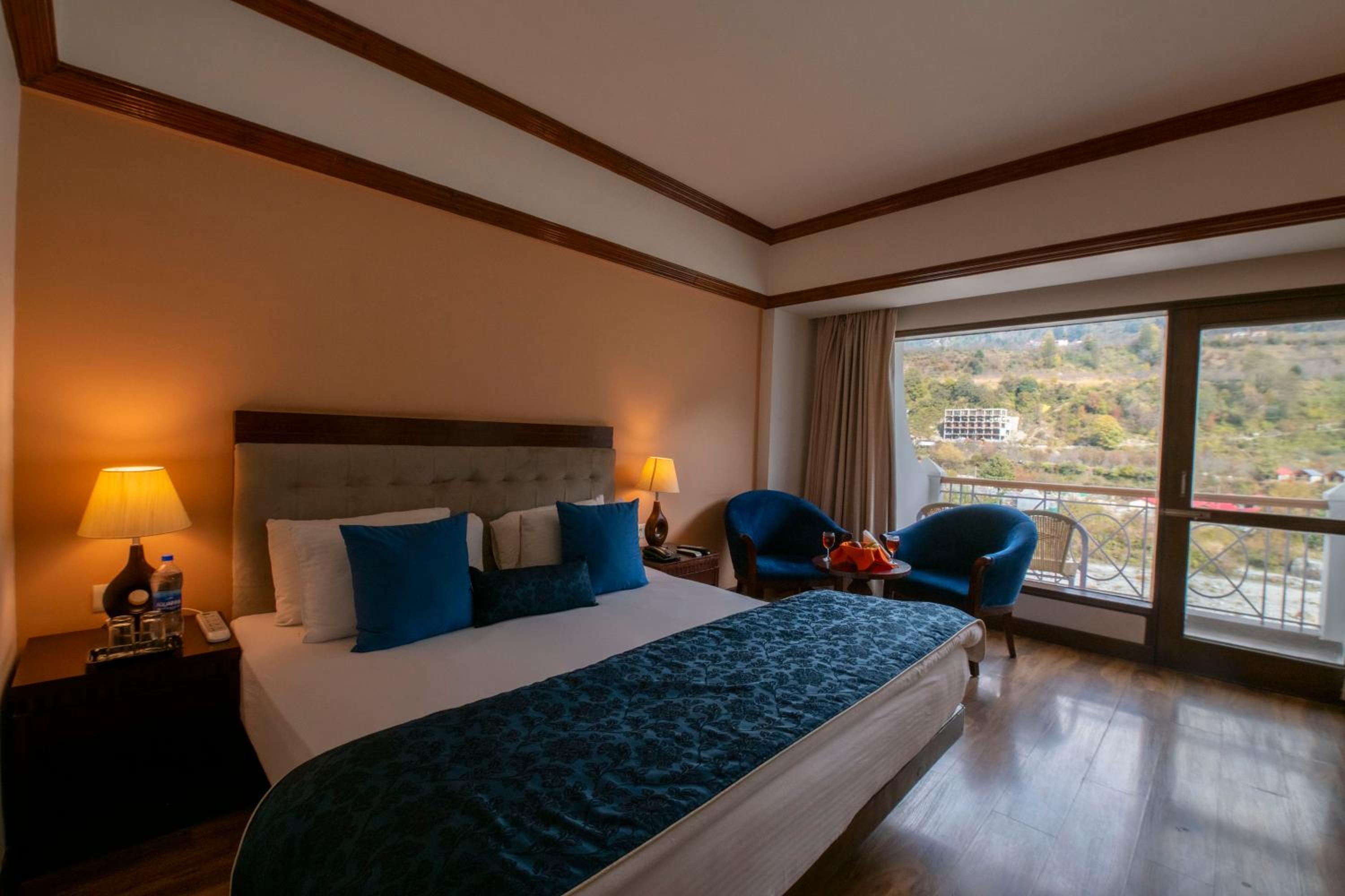 غرفة بسرير مزدوج بإطلالة على النهر، Mastiff Grand Manali Resort 2/2