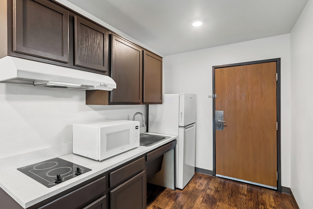 غرفة بسرير كوين بحوض استحمام لذوي الإعاقة، WoodSpring Suites Austin North I-35 5/5