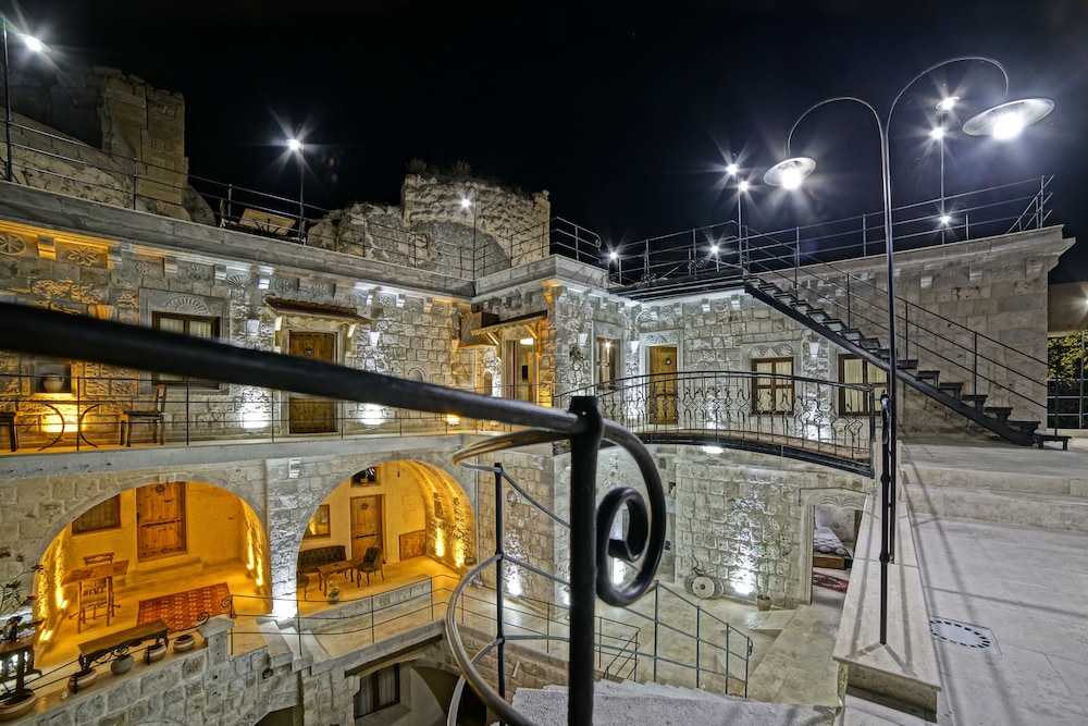 Risus Cave Suites 6/55