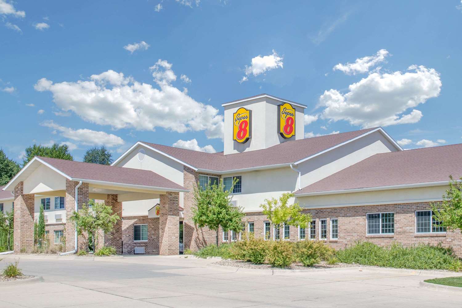 Super 8 by Wyndham Cedar Falls IA-University 17/19