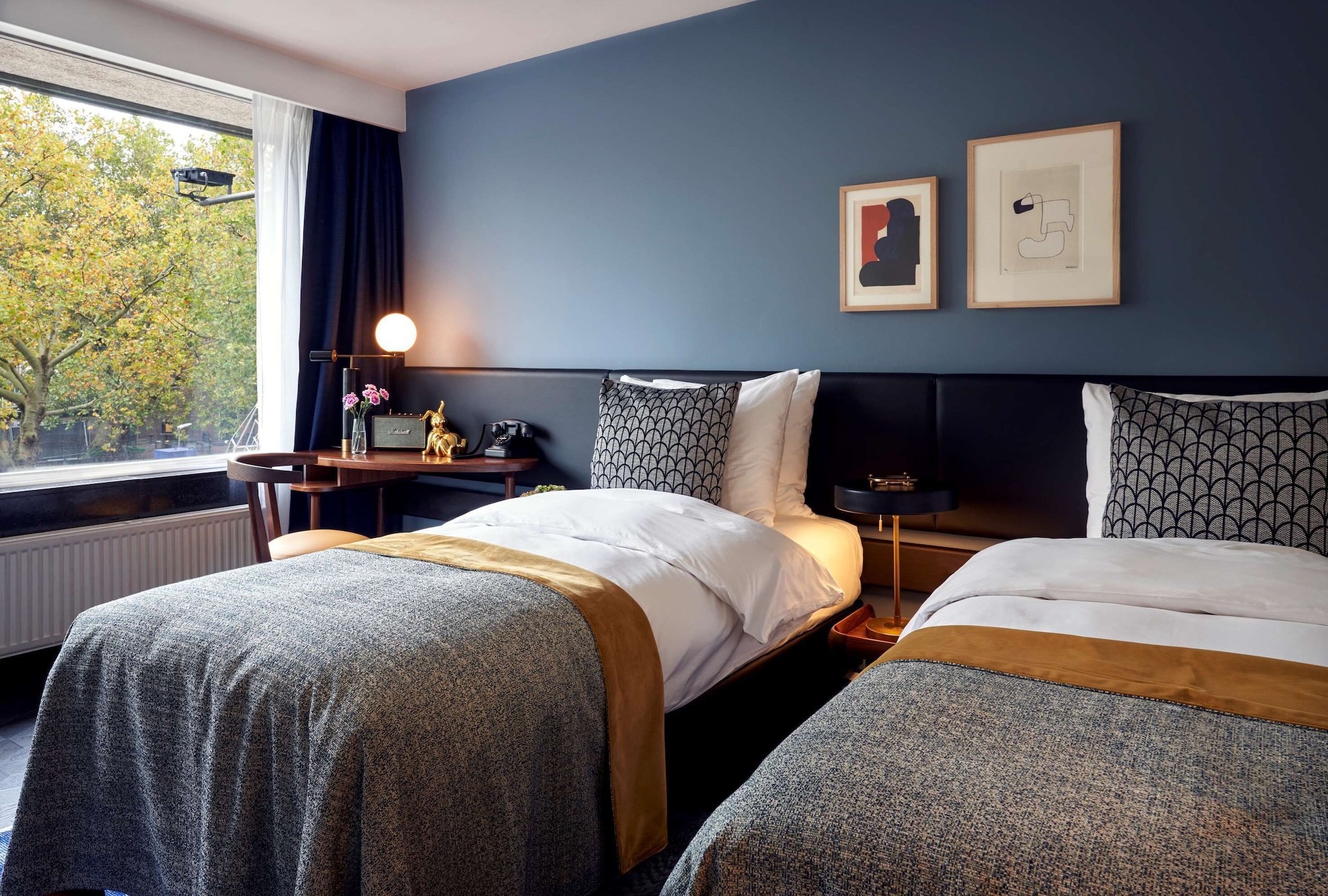 DELUXE, TWIN BEDS