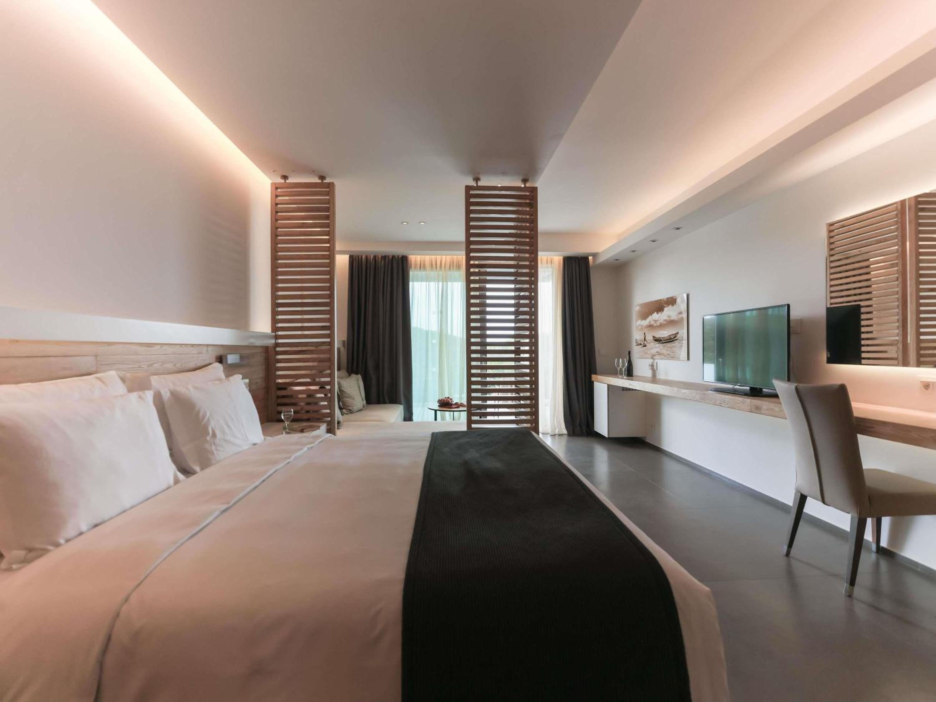 Junior Suite, Partial Sea View
