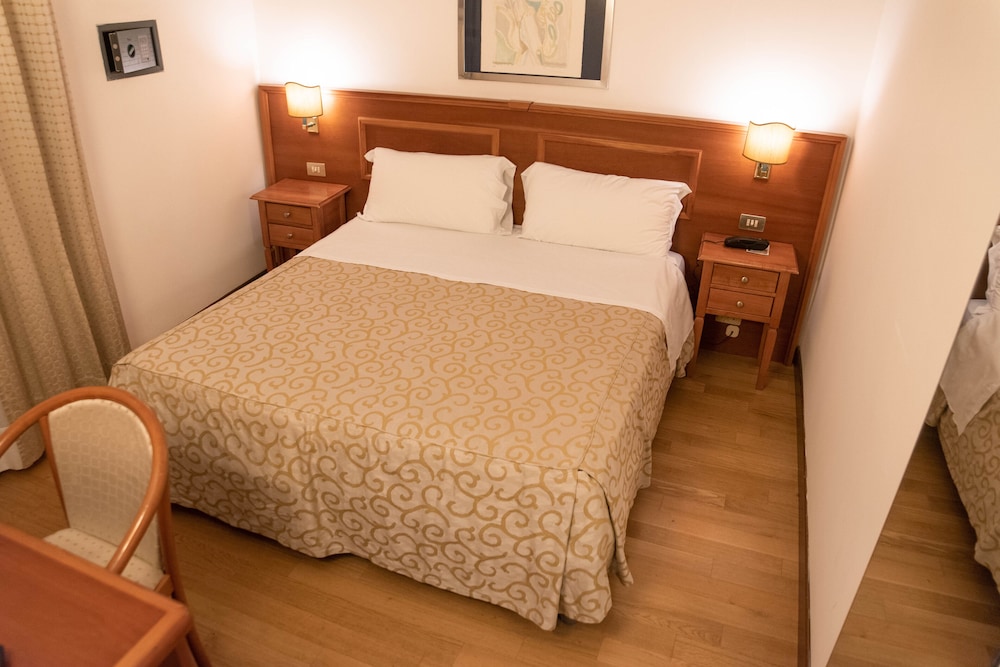 غرفة أساسية بسريرين منفصلين، Grand Hotel Duomo 5/6