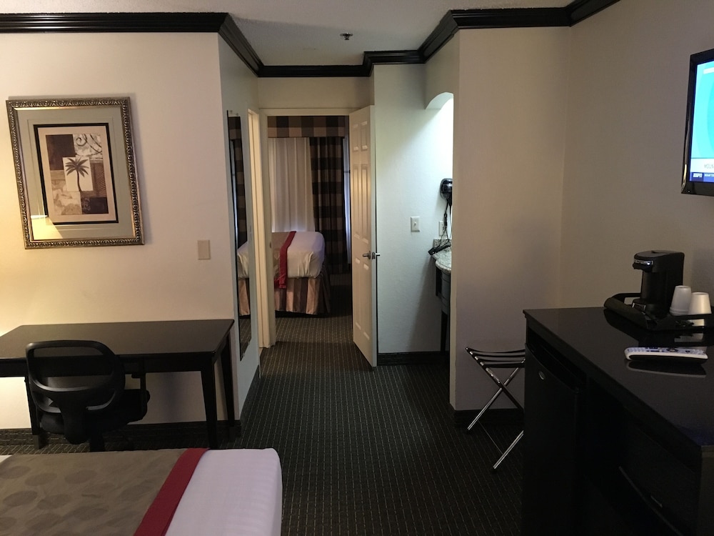 Ramada By Wyndham Ontario 25/31