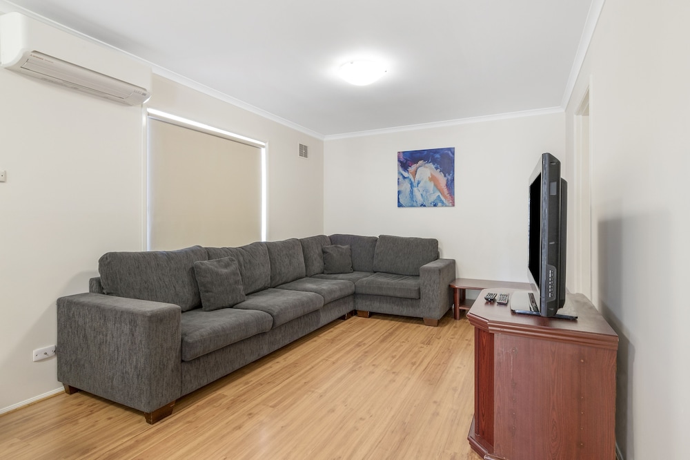 DISCOVERY PARKS - COOGEE BEACH 28/34