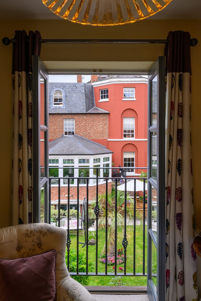 Darwin's Townhouse 9/49