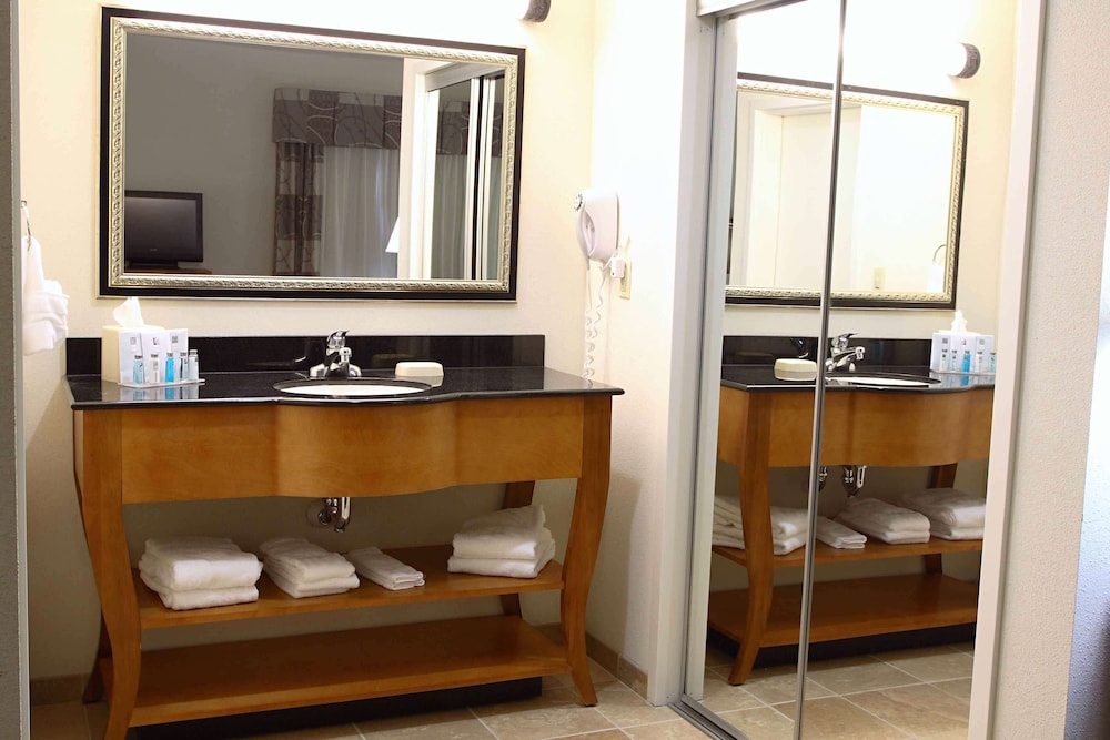 Hampton Inn & Suites Chesapeake-Square Mall 17/41