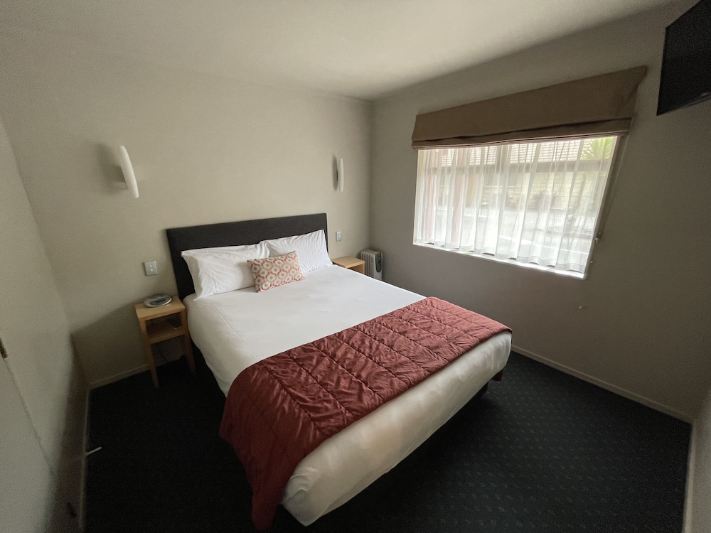 Bentleys Motor Inn 10/50