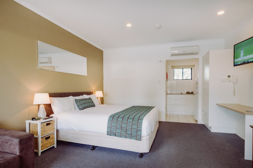 ARTESIAN SPA MOTEL 8/48