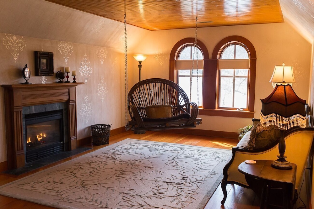 Round Barn Farm B & B Event Center 33/56