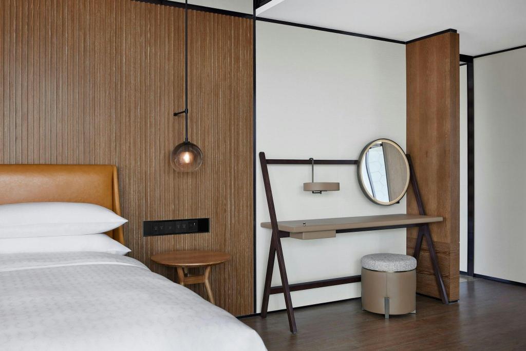 Executive, Suite, King Bed, Balcony, Club Floor