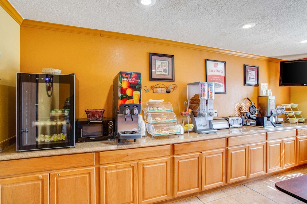 Econo Lodge Inn and Suites Albuquerque East I-40 Eubank Exit 30/37