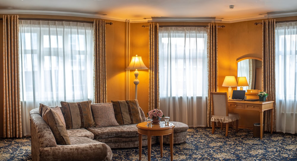 The Continental Hotel 29/50