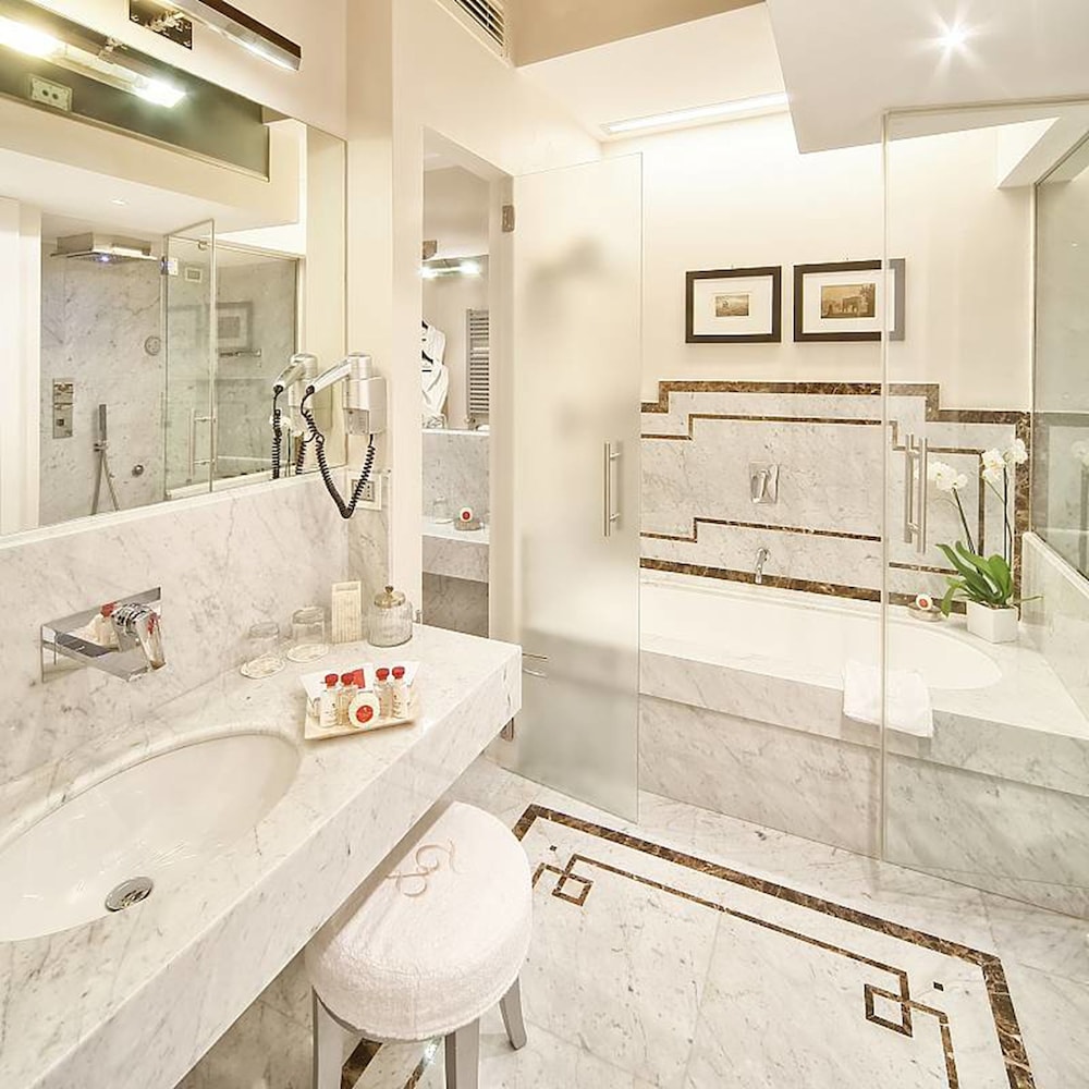 Trevi Palace Luxury Inn 53/54
