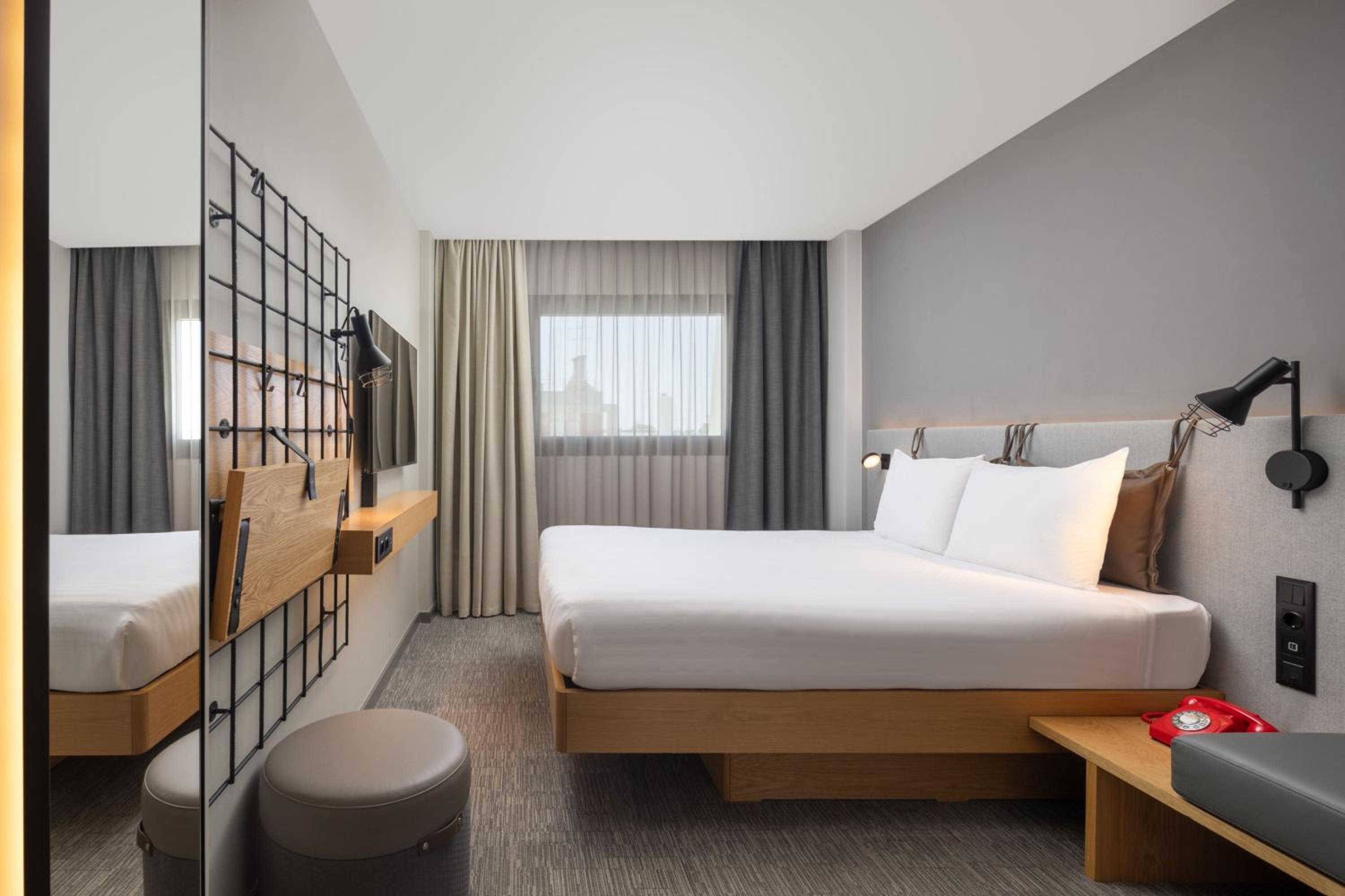 Moxy Sleeper, Queen Bed