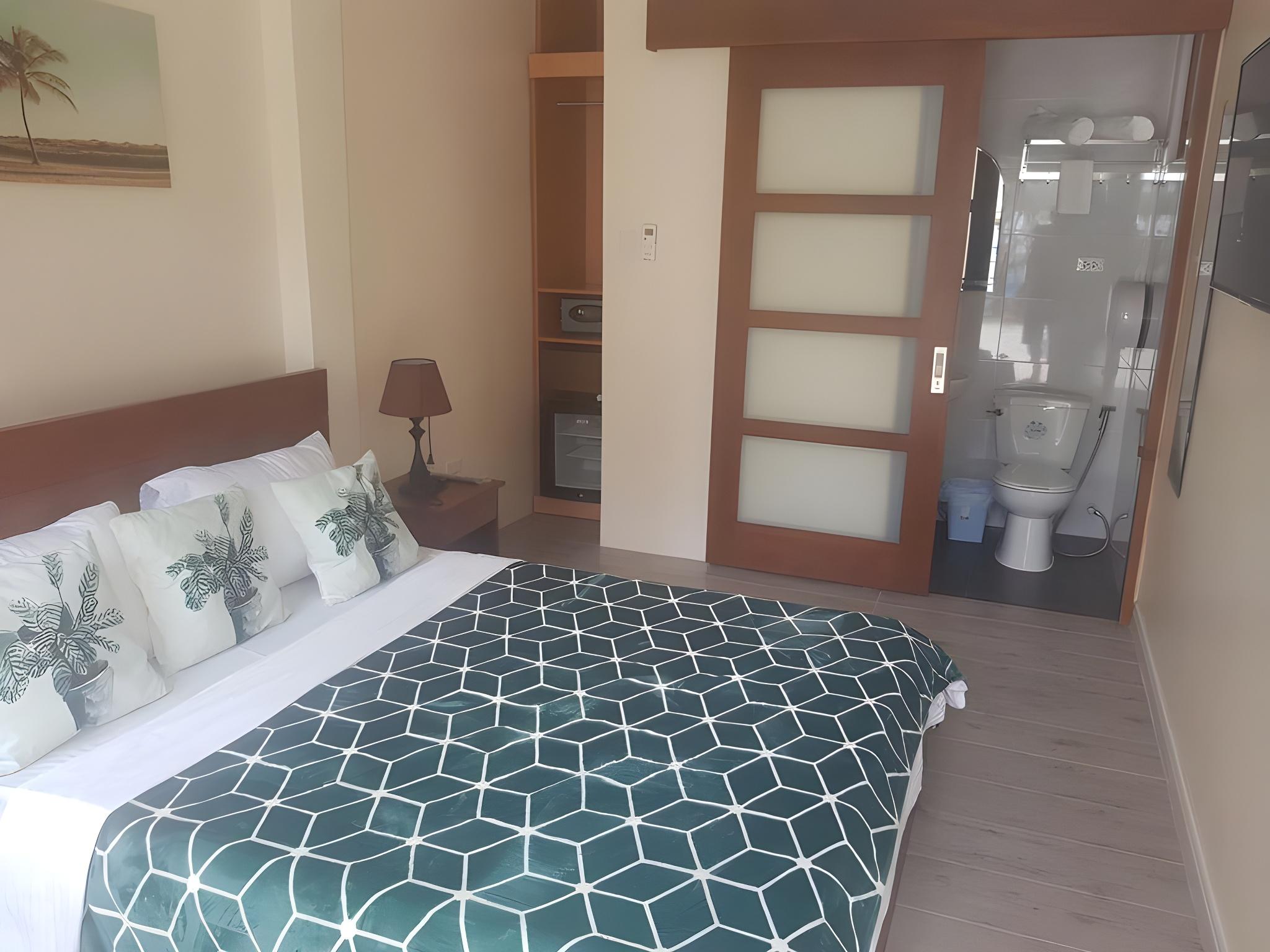 Room, Queen and Twin Beds, Resort View