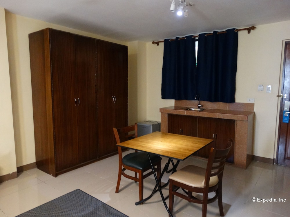 Time Travellers Hotel 39/43
