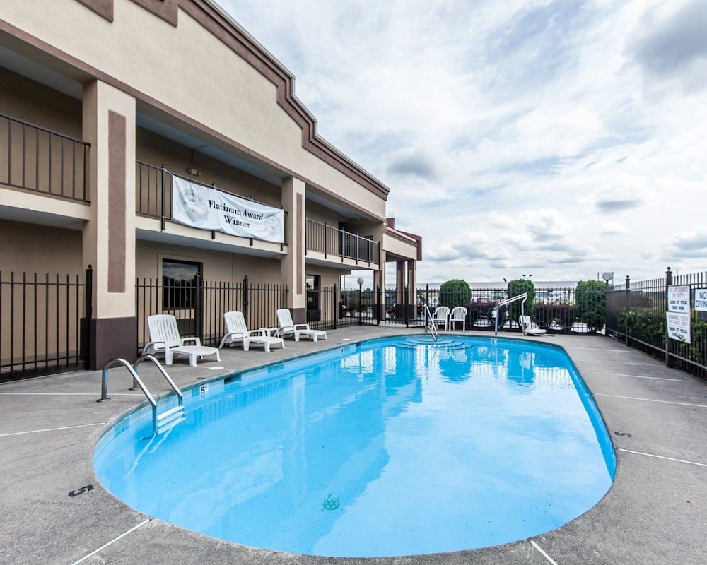 Econo Lodge Lenoir City 3/33